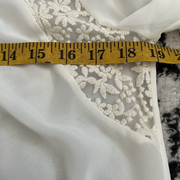 ASTR The Label Womens M Top Blouse Ivory Floral Embroidered Cuff Sleeve - Picture 6 of 8